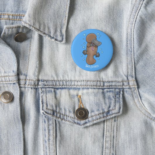 Badge Rond 5 Cm Caricature de platypus bébé très heureuse (En situation)