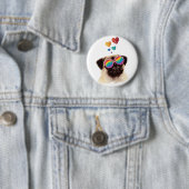 Badge Rond 5 Cm Carlin Chien avec Coeurs Saint-Valentin (En situation)