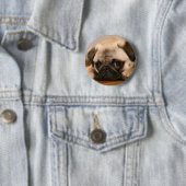 Badge Rond 5 Cm Carlin "innocent" (En situation)