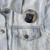 Badge Rond 5 Cm Carlin noir haletant tout en regardant (En situation)