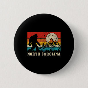 Badge Rond 5 Cm Caroline du Nord Bigfoot Vintage Montagnes Randonn