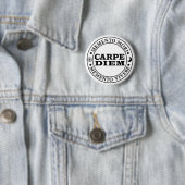 Badge Rond 5 Cm Carpe diem Saisir le jour Mmenro mori (En situation)