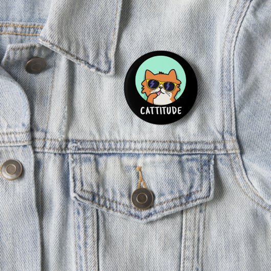 Badge Rond 5 Cm Cattitude Funny Chat Pun Dark BG (En situation)