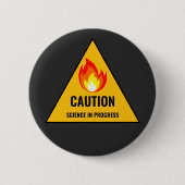 Badge Rond 5 Cm Caution Science in Progress (Devant)
