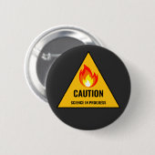 Badge Rond 5 Cm Caution Science in Progress (Devant & derrière)