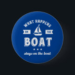 Badge Rond 5 Cm Ce qui se passe sur le bateau amusant voile et pêc<br><div class="desc">Design amusant et humoristique pour ceux qui aiment aller à la voile sur un bateau, yacht ou bateau, bon à la navigation maritime et sentir le vent. Marchandises vintages et rétro cool pour marin, capitaine de navire ou capitaine de bateau. Parfait pour les amateurs de sports de loisir. Portez vos...</div>