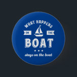 Badge Rond 5 Cm Ce qui se passe sur le bateau amusant voile et pêc<br><div class="desc">Design amusant et humoristique pour ceux qui aiment aller à la voile sur un bateau, yacht ou bateau, bon à la navigation maritime et sentir le vent. Marchandises vintages et rétro cool pour marin, capitaine de navire ou capitaine de bateau. Parfait pour les amateurs de sports de loisir. Portez vos...</div>