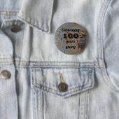Badge Rond 5 Cm Célébrer Cent Ans Jeune Rustique Brown (En situation)