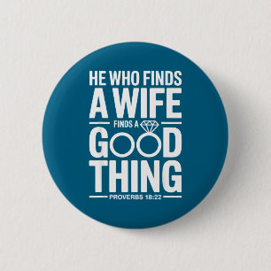 Badge Rond 5 Cm Celui qui trouve une femme fiançailles fiancé coup
