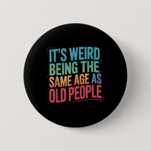 Badge Rond 5 Cm C'Est Étrange D'Être Le Même Âge Que Les Personnes