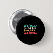 Badge Rond 5 Cm C'Est Étrange D'Être Le Même Âge Que Les Personnes (Devant & derrière)