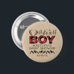Badge Rond 5 Cm C'est un garçon ! Baby shower de bûcheron rustique<br><div class="desc">Ces boutons sont parfaits pour tous ceux qui ont un baby shower cette année. Ce design est facile à personnaliser avec votre libellé d'événement spécial et vos invités seront ravis quand ils verront ces fabuleux boutons de fête. Les éléments correspondants se trouvent dans la collection.</div>