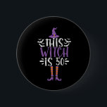 Badge Rond 5 Cm Cette sorcière est 50ème Anniversaire Éffrayant d'<br><div class="desc">halloween,  gothique,  déplaisant,  sorcière,  éffrayant,  anniversaire,  cadeau,  fantôme,  balai,  drôle</div>
