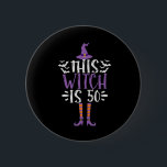 Badge Rond 5 Cm Cette sorcière est 50ème Anniversaire Éffrayant d'<br><div class="desc">halloween,  gothique,  déplaisant,  sorcière,  éffrayant,  anniversaire,  cadeau,  fantôme,  balai,  drôle</div>