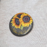 Badge Rond 5 Cm Chalet de tournesol rustique mère du marié<br><div class="desc">Mère florale rustique du bouton mariage du marié avec un bouquet de tournesol sur un arrière - plan de tableau noir gris foncé.                 Vous pouvez le personnaliser avec votre texte !</div>