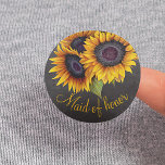 Badge Rond 5 Cm Chaleur de tournesol rustique à l'honneur<br><div class="desc">Bouton de mariage floral rustique représentant un bouquet de tournesols sur un arrière - plan de tableau noir gris foncé.                 Vous pouvez le personnaliser avec votre texte !</div>