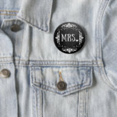 Badge Rond 5 Cm Chalkboard Mariage "Mme" Épingle de bouton (En situation)