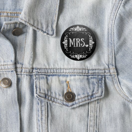 Badge Rond 5 Cm Chalkboard Mariage "Mme" Épingle de bouton (En situation)
