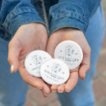 Badge Rond 5 Cm Champagne sur glace | Bachelorette Après Ski<br><div class="desc">Célébrez avec élégance avec ce Champagne sur glace chic | Bachelorette Après-ski d'hiver - parfait pour ajouter une touche d'élégance à votre escapade par temps froid. Que vous soyez sur les pistes d'Aspen, dans le Colorado, ou que vous soyez bercé par le feu avec un verre de champagne, ces boutons...</div>