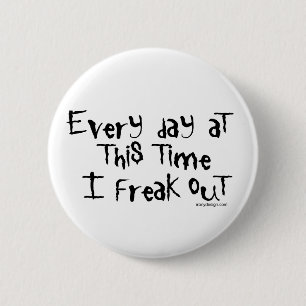 Badge Rond 5 Cm Chaque jour actuellement où je freak se boutonne