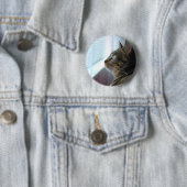 Badge Rond 5 Cm Chaque Kitty contemple dehors (En situation)