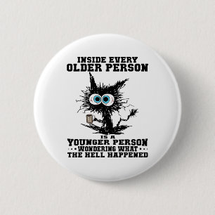 Badge Rond 5 Cm Chat À L'Intérieur De Chaque Personne Âgée Est Une