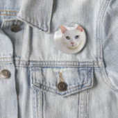 Badge Rond 5 Cm chat blanc aux yeux étranges (En situation)