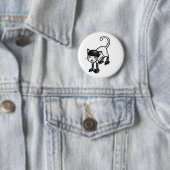 Badge Rond 5 Cm Chat blanc sur des rollerskates (En situation)