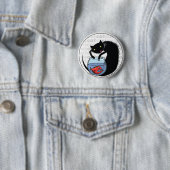 Badge Rond 5 Cm Chat curieux avec le piranha (En situation)