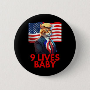 Badge Rond 5 Cm Chat dans une suite avec la coiffure Trump Drapeau