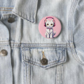 Badge Rond 5 Cm Chat Kawaii avec Casque (En situation)