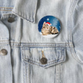 Badge Rond 5 Cm Chat mignon portant chapeau de Noël rouge neige (En situation)