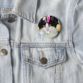 Badge Rond 5 Cm Chat noir et blanc de l'Est (En situation)