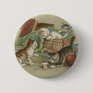 Badge Rond 5 Cm Chatons victoriens vintage jouant dans un panier à