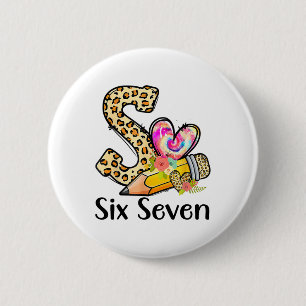 Badge Rond 5 Cm Chemise 67 pour enseignants 6 7 Mème Femme Enseign
