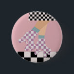 Badge Rond 5 Cm Chèques d'art moderne À damiers roulettes de patin<br><div class="desc">Roller skater girl en chèques en jupe, lilas checkers en quads, roller en damier motif disco plancher. Pieds abstraits parfaits patins à roulettes art pour poupée, femme, fille. Patins à roulettes amovibles design motif sur décoration maison, tasses, papier d'emballage, etc. Roller skates art illustration design cadeau pour fille, petite-fille, derby...</div>