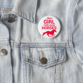 Badge Rond 5 Cm Cherry Red Juste Une Fille Qui Aime Les Chevaux (En situation)