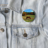 Badge Rond 5 Cm Cheval Brown rouge, arbres de chute, ciel bleu (En situation)