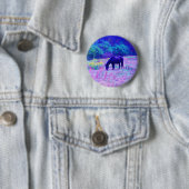 Badge Rond 5 Cm Cheval noir violet dans le champ Arc-en-ciel (En situation)