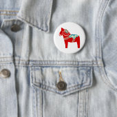 Badge Rond 5 Cm Cheval rouge de Dala de Scandinave (En situation)