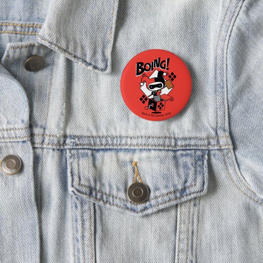 Badge Rond 5 Cm Chibi Harley-Quinn-In-A-Box Avec Marteau (En situation)