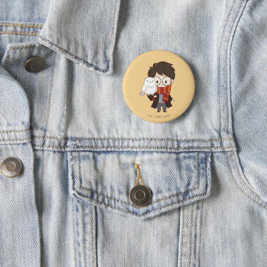 Badge Rond 5 Cm Chibi HARRY POTTER™ & Hedwig (En situation)