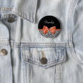 Badge Rond 5 Cm Chic Empreinte de léopard Burnt Orange Bow et nom (En situation)