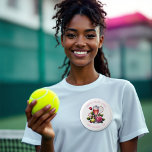Badge Rond 5 Cm Chic Tennis Social Club Bachelorette weekend<br><div class="desc">Faites de votre bachelorette une fête inoubliable avec ce bouton chic "Social Club". Doté d'élégants accents floraux, de détails de tennis et d'un motif en verre de champagne, ce bouton est parfait pour ajouter une touche élégante à votre célébration. Idéal comme une faveur de fête, étiquette de nom, ou de...</div>