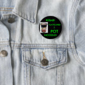BADGE ROND 5 CM CHICHE-KEBAB ! ASSAISONNÉ ! NOUILLE DE POT ! (En situation)