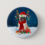 Badge Rond 5 Cm Chien carlin en neige avec cadeaux de Noël (Devant)