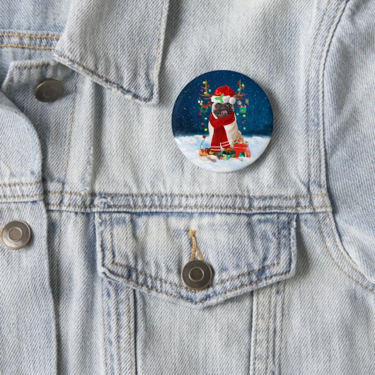 Badge Rond 5 Cm Chien carlin en neige avec cadeaux de Noël (En situation)