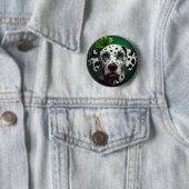 Badge Rond 5 Cm Chien dalmate en robe de la Saint-Patrick (En situation)
