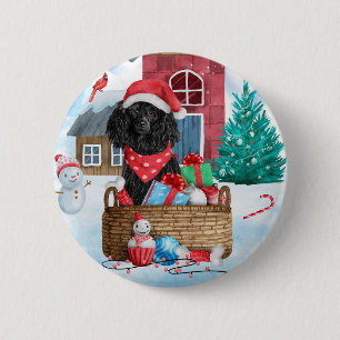 Badge Rond 5 Cm Chien de caniche dans la neige Maison de chien de