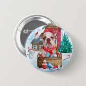 Badge Rond 5 Cm Chien de taureau anglais dans la neige Maison de C (Devant & derrière)